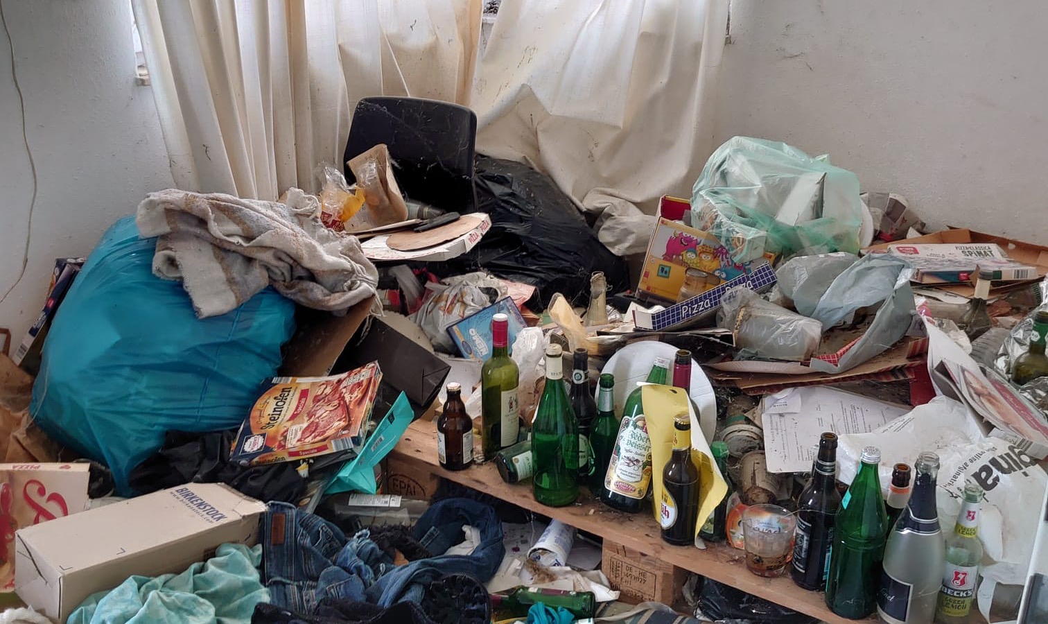 Fachpersonal bei der diskreten Messie-Entrümpelung einer Altbauwohnung in Köln Altstadt/Süd