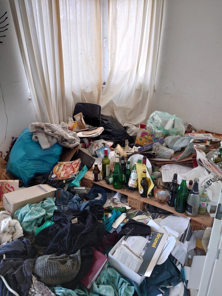 Sortierte, pietätvolle Räumung einer überfüllten Wohnung im Kölner Severinsviertel