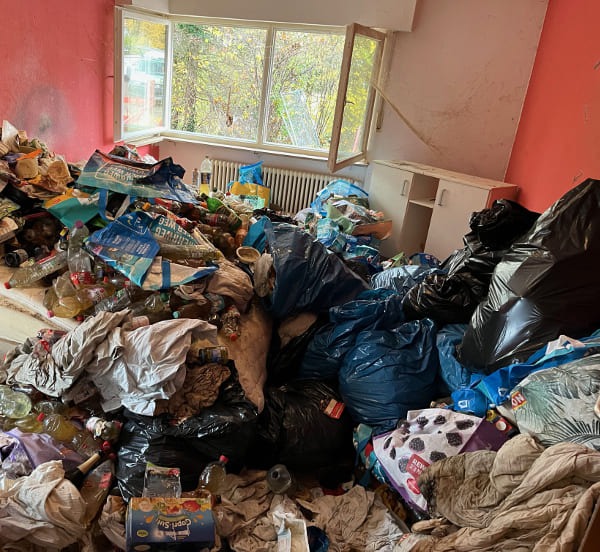 Stark gefüllte Wohnung in Köln Ensen vor Beginn der Messie-Entrümpelung