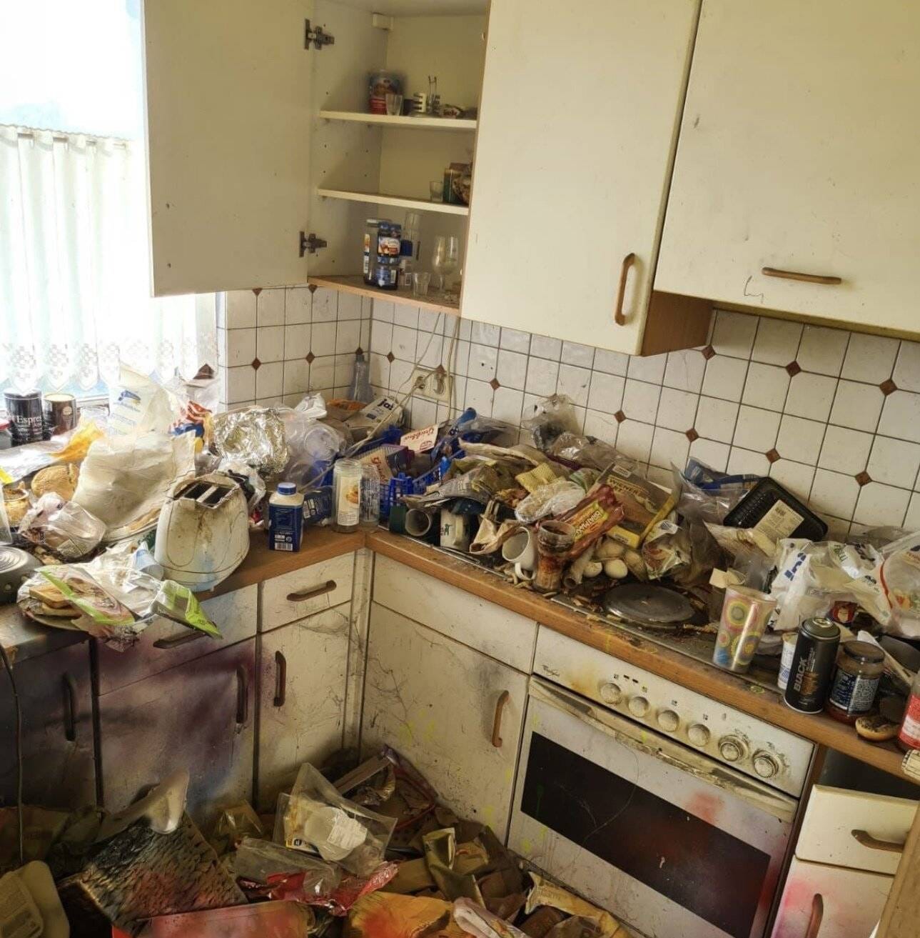 Stark gefüllter Altbauraum in Köln Kalk vor Beginn der Messie-Entrümpelung