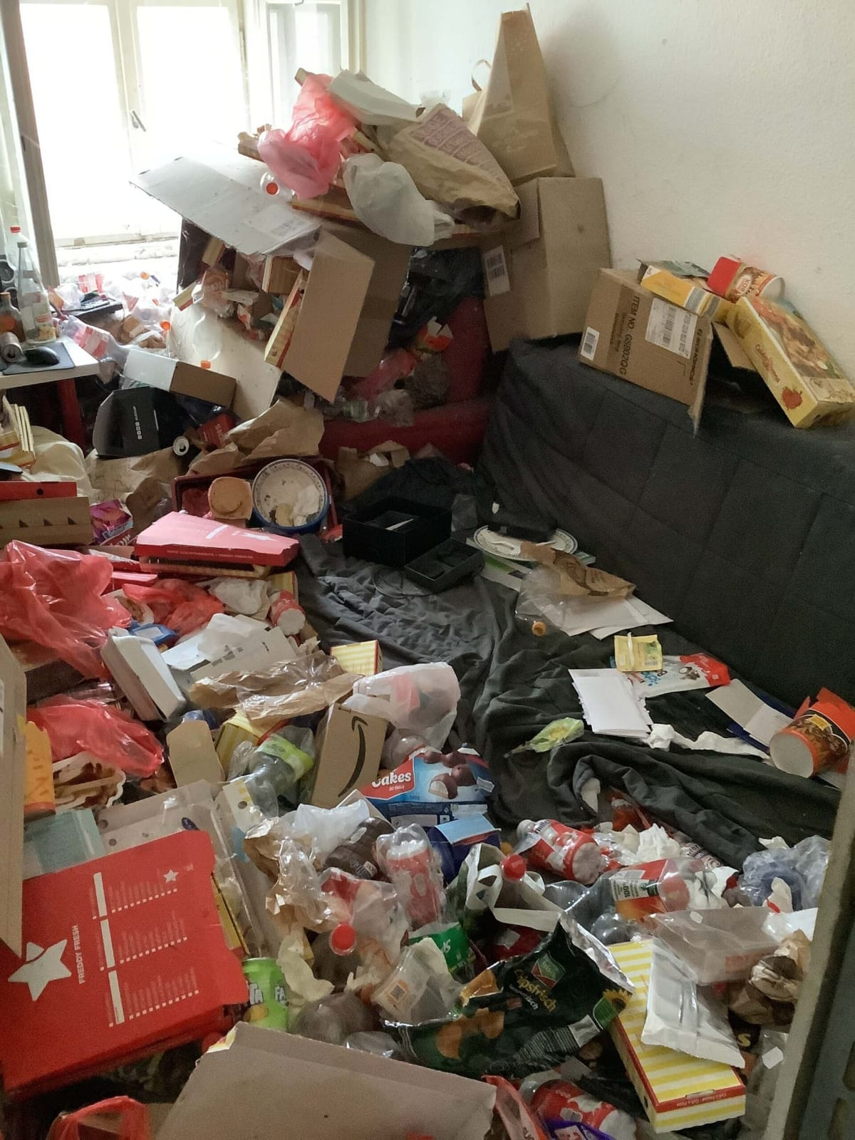 Messie-Entrümpelung in Köln Poll, überfülltes Zimmer vor der Räumung
