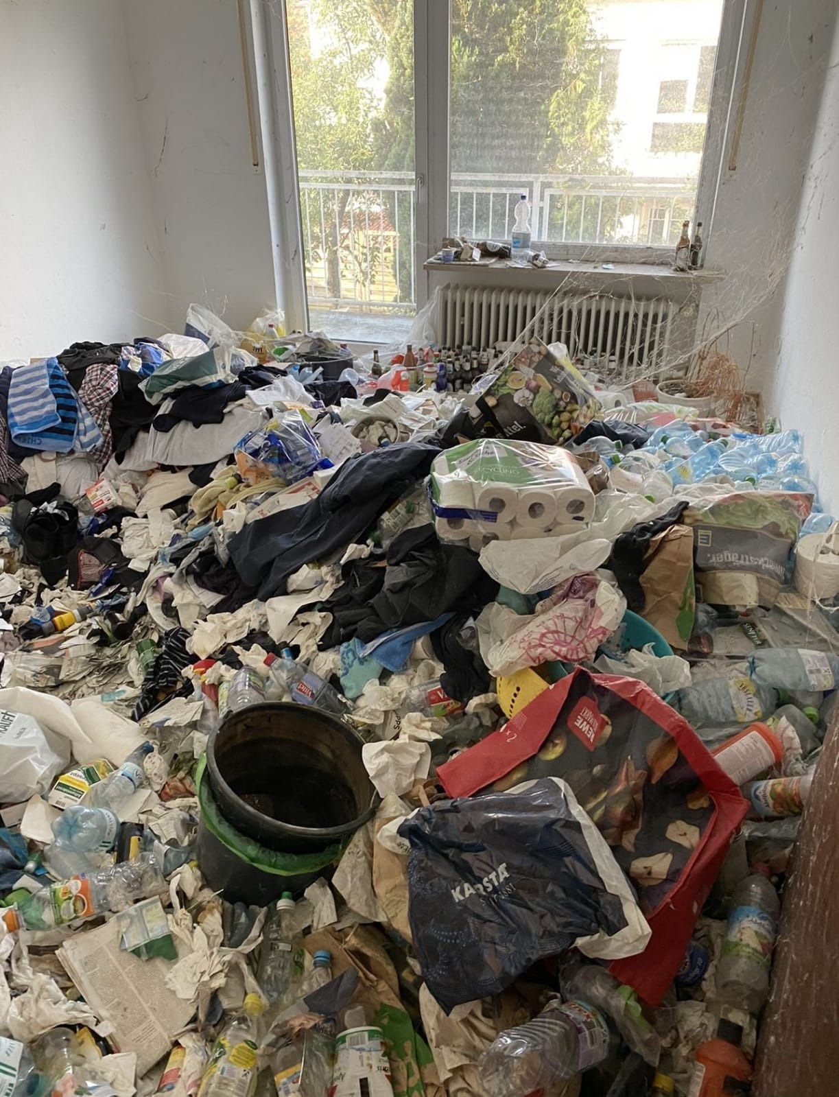 Stark gefüllter Wohnraum in Köln Vingst vor Beginn der Messie-Entrümpelung
